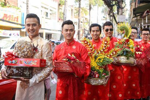 Lương Thế Thành hạnh phúc rước cô dâu Thúy Diễm về quê - 2 Anh cùng với dàn bưng mâm quả là những diễn viên quen thuộc và là bạn bè thân thiết của cả hai, như diễn viên Nam Thành, Hồ Giang Bảo Sơn, Thanh Bình, Hòa Hiệp, Bá Thắng... tất cả xúng xính với áo dài đỏ bưng mâm quả được thiết kế cầu kỳ và rất kỳ công.