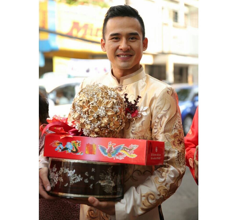 Lương Thế Thành hạnh phúc rước cô dâu Thúy Diễm về quê - 1 Lương Thế Thành bảnh bao khi xuất hiện trong bộ áo dài truyền thống màu vàng đồng sang trọng. Nụ cười hạnh phúc, tay ôm hoa cưới, sính lễ đi rước dâu.