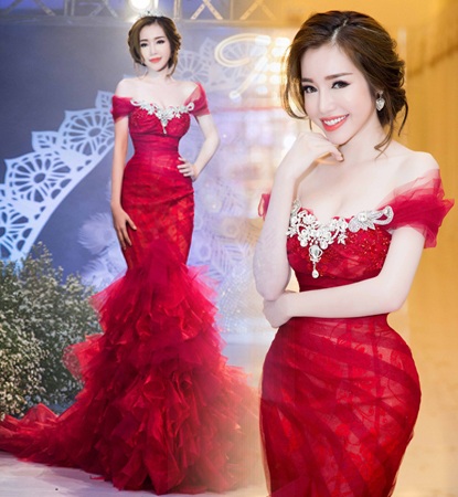 Hoa hậu Phạm Hương, Đặng Thu Thảo tiếp tục dẫn đầu top sao đẹp - 7 Elly Trần trở lại vai trò người mẫu và đảm nhận phần biểu diễn mở màn trong bộ sưu tập đồ cưới. Cô quyến rũ trong chiếc váy đuôi cá với kiểu dáng ôm sát, khoe cả 3 vòng quyến rũ. Đặc biệt kiểu dáng ngang vai vô cùng gợi cảm.