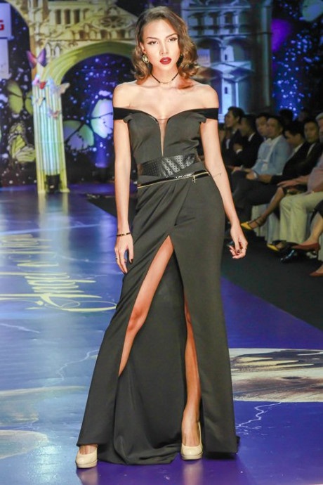 Hoa hậu Phạm Hương, Đặng Thu Thảo tiếp tục dẫn đầu top sao đẹp - 5 Minh Triệu xuất hiện trong một chương trình thời trang với trang phục nóng bỏng và cuốn hút với thiết kế khoét sâu vòng 1, xẻ cao phần chân gợi cảm bằng phong cách trình diễn quyến rũ.