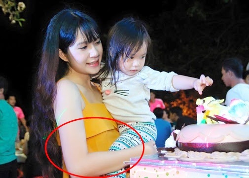 Hình ảnh gần nhất cô luôn diện trang phục rộng trong chuyến du lịch tại Úc cùng chồng và các con.