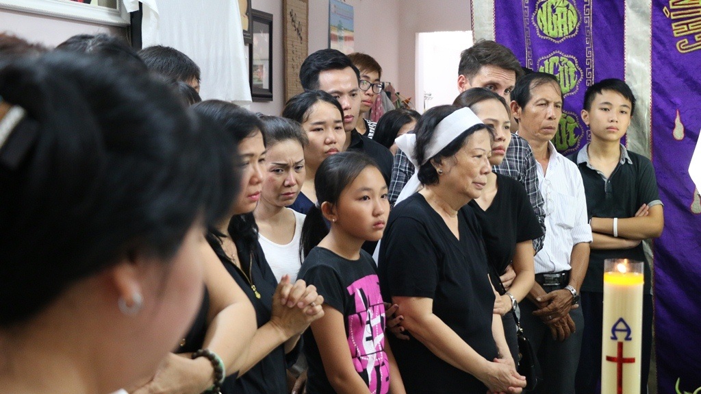 
Cha xứ và các thành viên trong nhà thờ đến làm lễ, đọc kinh cầu nguyện cho ông.
