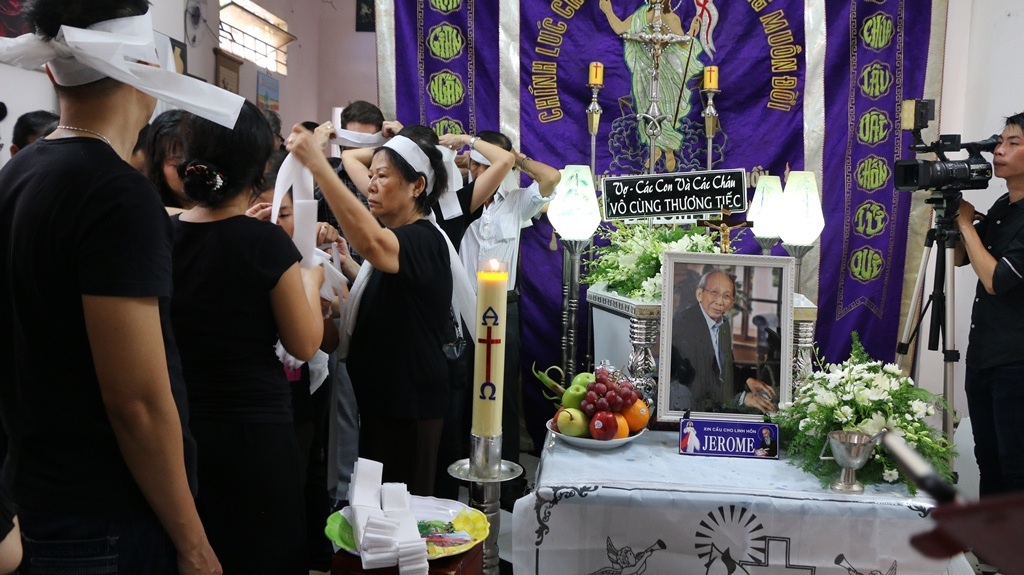 Gia đình tiến hành phát tang ông trong lễ tẩm liệm