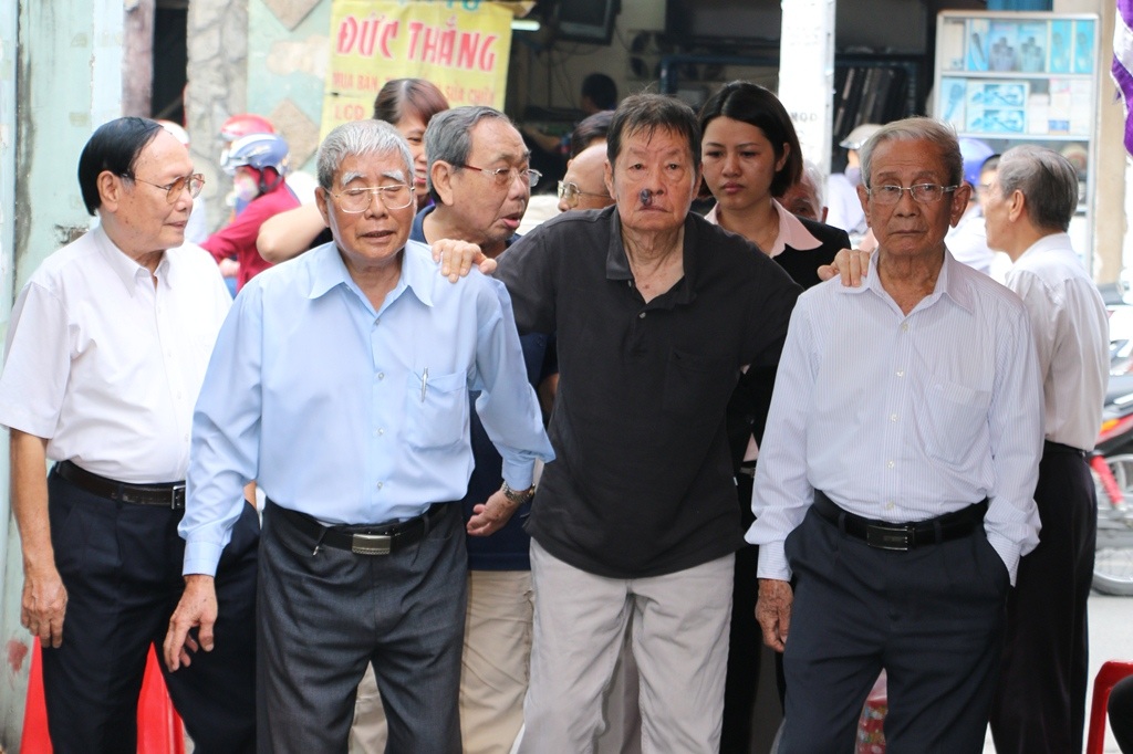 Những người bạn cùng thời cũng đến viếng nhạc sĩ trong sáng nay.