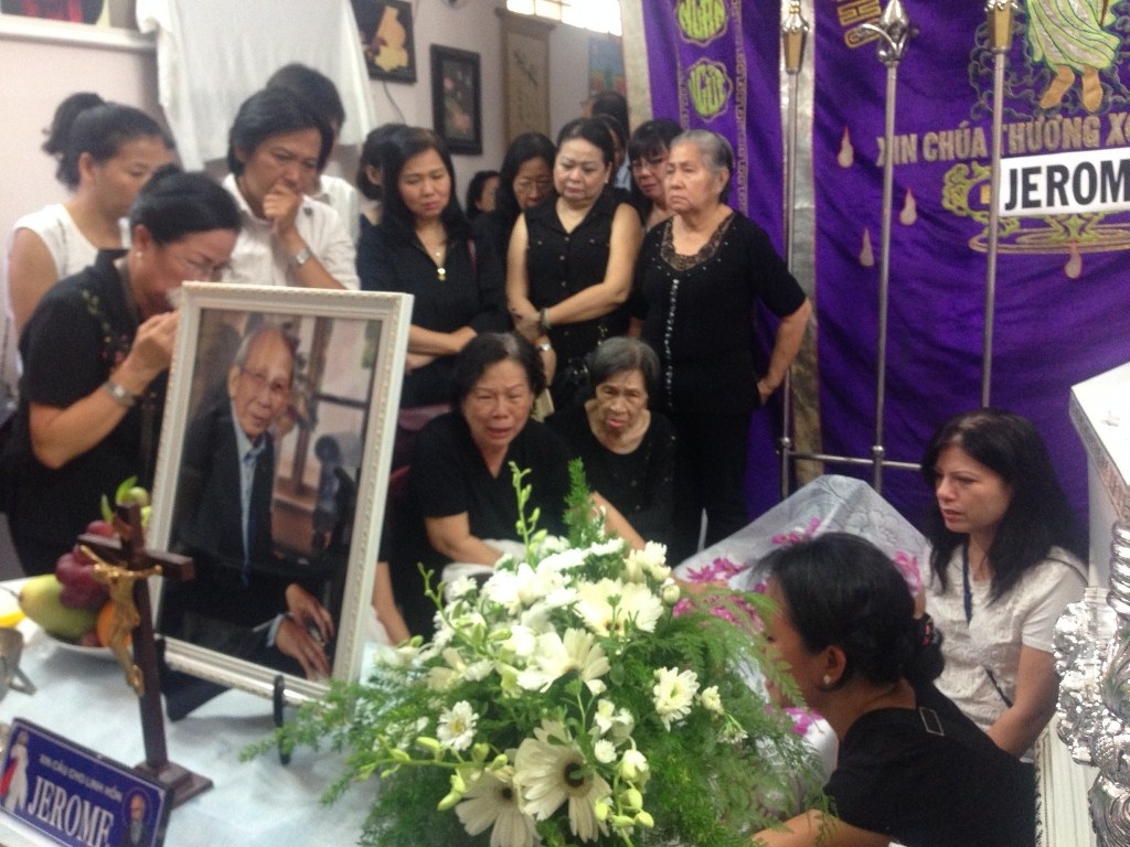 Gia đình con cháu tề tựu đông đủ để nhìn mặt ông. Không ai nén được đau thương khi phải chứng kiến cảnh ông ra đi mãi mãi. Mọi người trong gia đạo đều bật khóc nức nở.