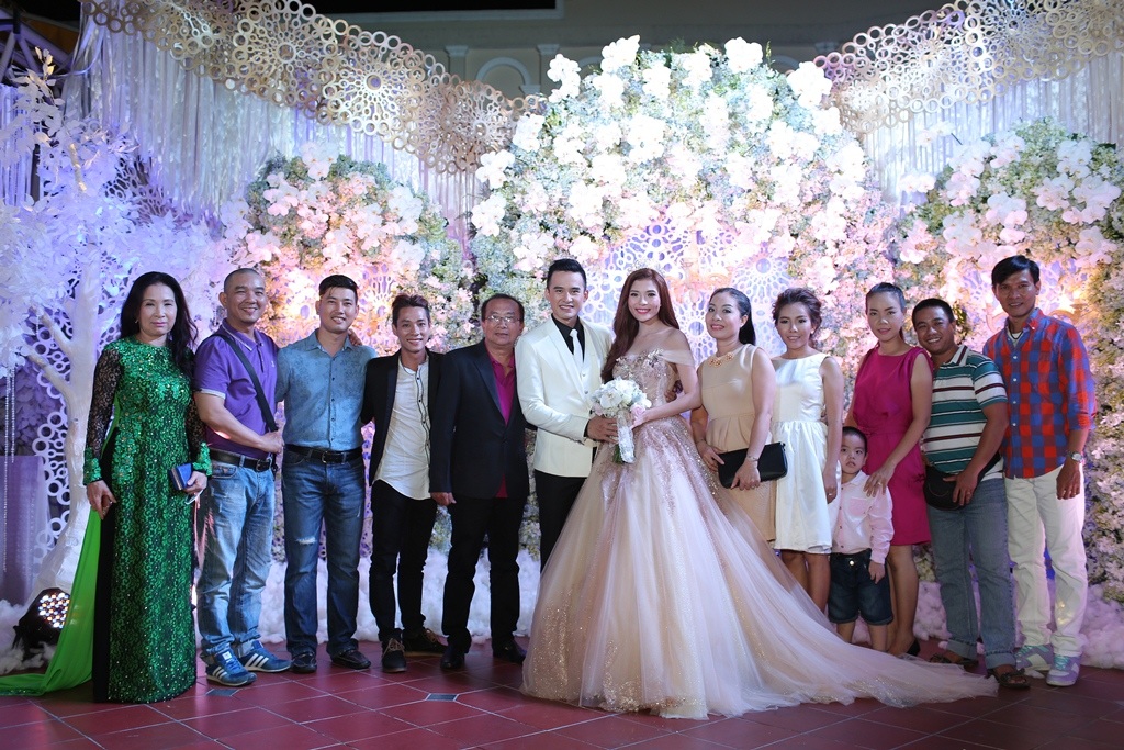 NSƯT Kim Xuân sang trọng trong tà áo dài xanh thướt tha, cả hai diễn viên đều từng đóng vai con của cô trong nhiều bộ phim