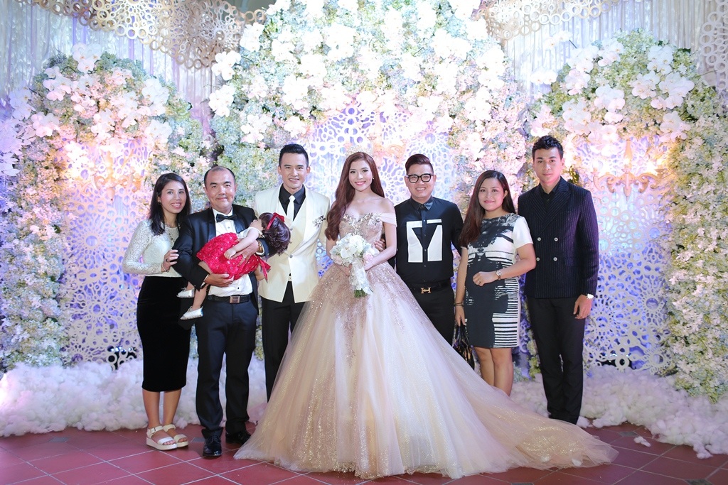 Quốc Thuận xuất hiện cùng vợ con