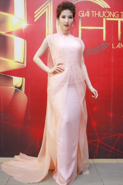 Diễm My 9X xuất hiện trên thảm đỏ với trang phục thước tha, lịch thiệp, sang trọng. Sắc hồng thạch anh nền nã. Cô cũng chọn tông màu trang điểm nude nhẹ nhàng.