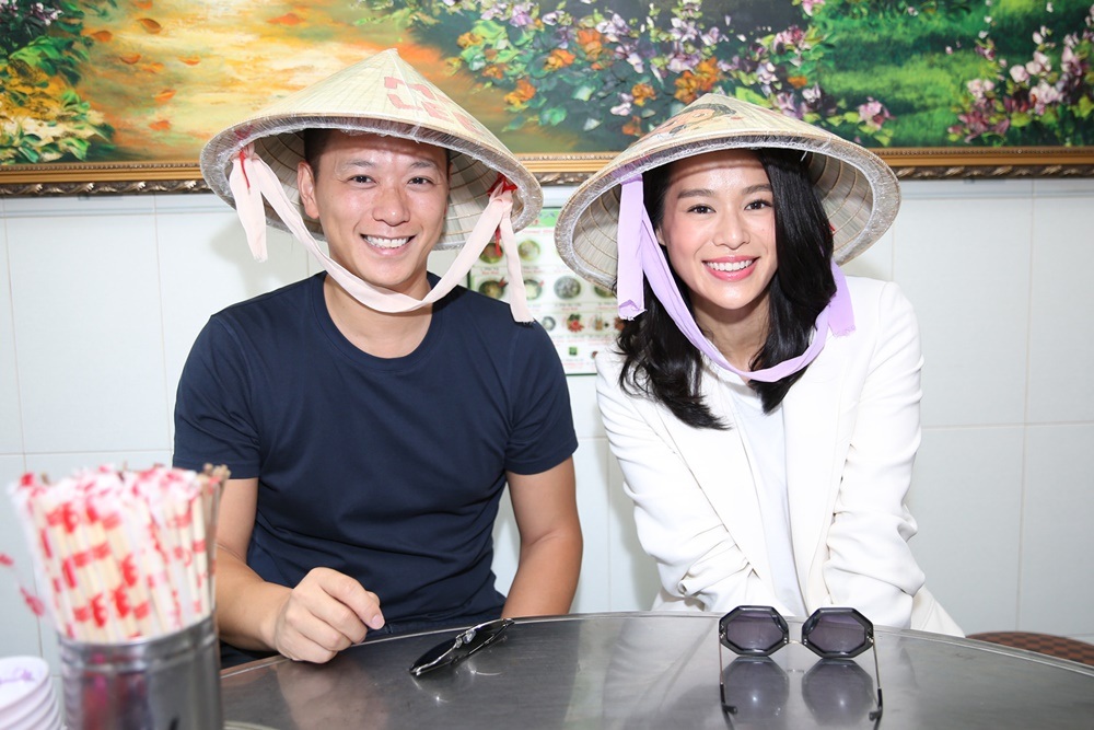 Vợ chồng Hồ Hạnh Nhi giản dị đội nón lá đi ăn phở - 4 Chồng của Hồ Hạnh Nhi cũng rất vui và thích thú với món quà này. Hai vợ chồng cô thích thú tới mức đội nón lá trong suốt bữa ăn và liên tục chụp hình tự sướng. Sau đó cô còn up hình đội nón lá lên trang cá nhân và check in ăn phở vô cùng dễ thương.