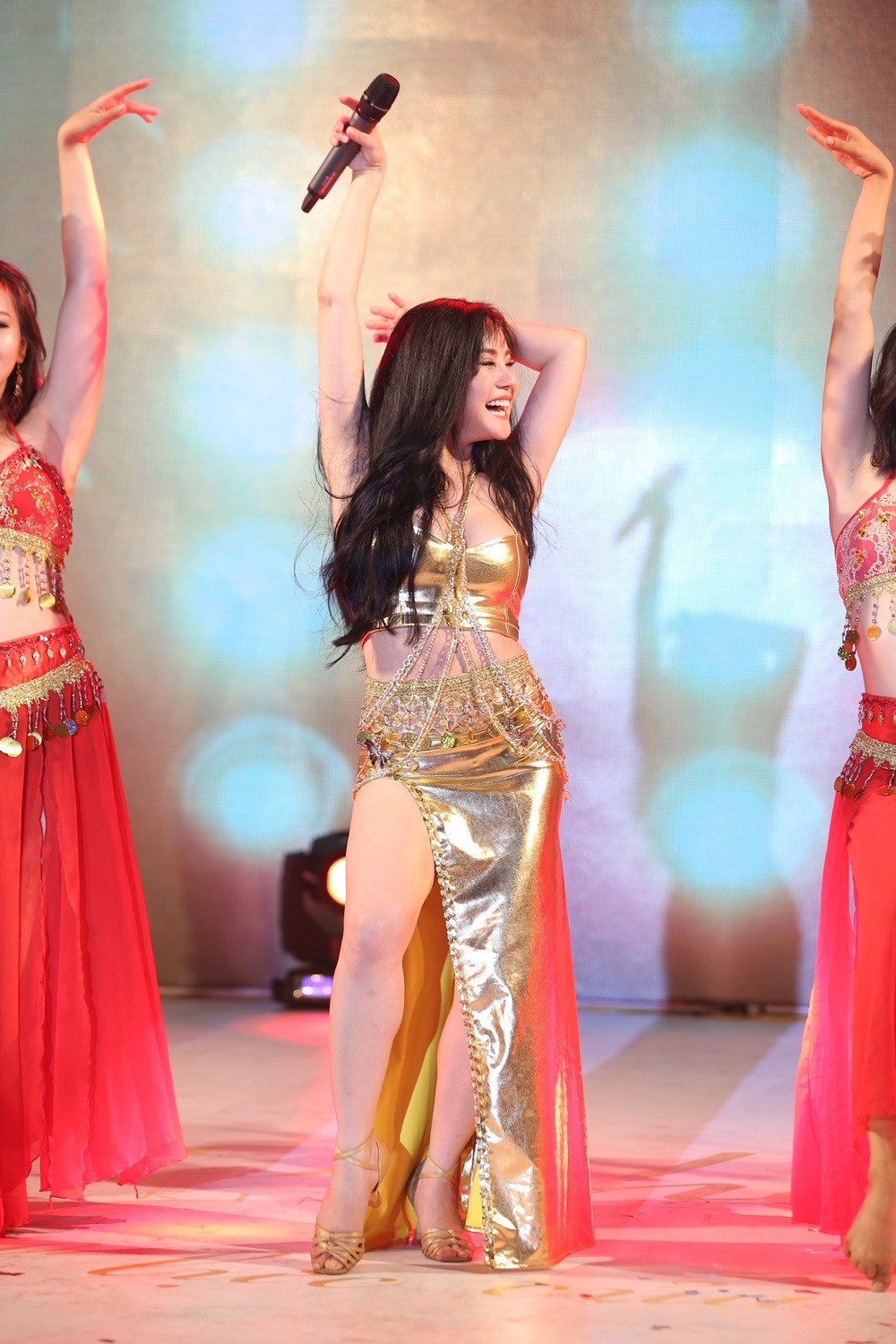 Vy Oanh tưng bừng, máu lửa với phong cách sexy cùng vũ đoàn