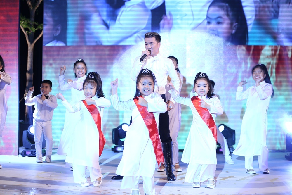 Và một ca khúc khác cùng nhóm múa ABC kids