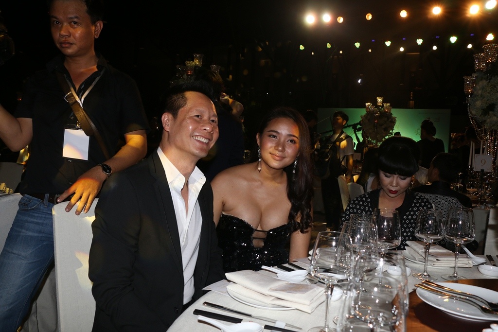 
Doanh nhân Đức An né tránh ống kính phóng viên
