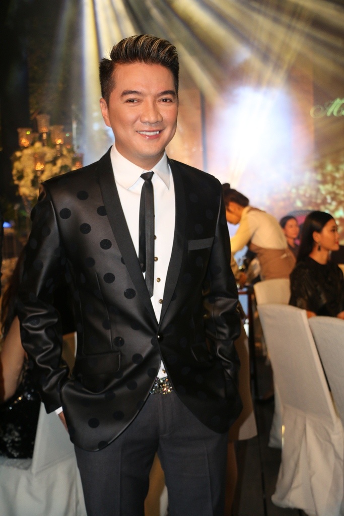 Ca sĩ Đàm Vĩnh Hưng bảnh bao, lịch lãm với vest đen chấm bi