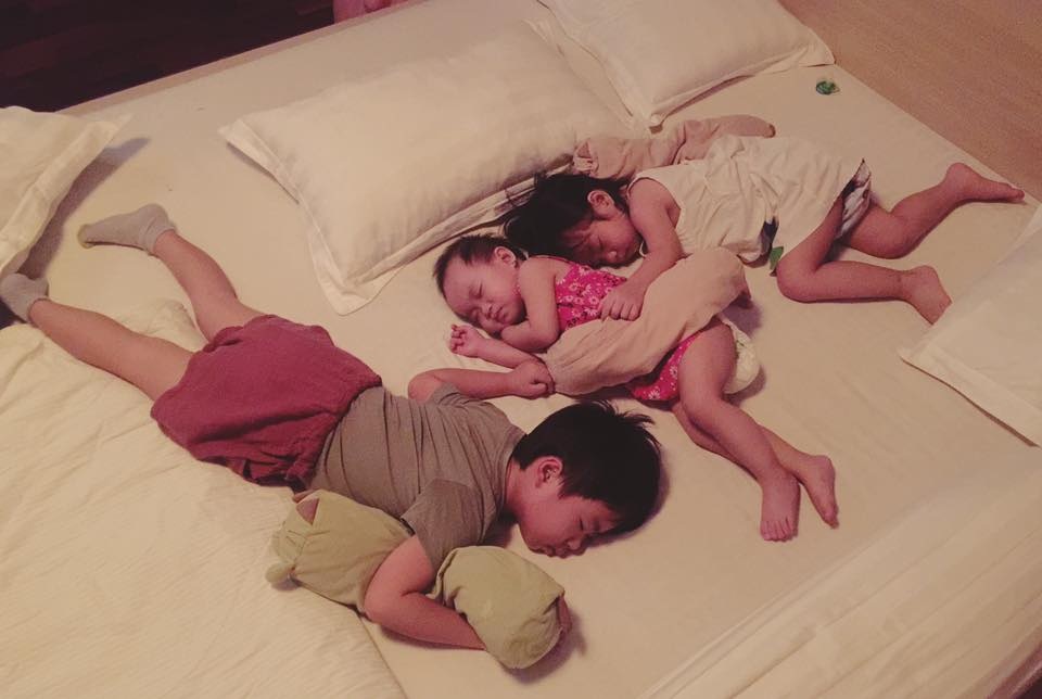 Sao Việt làm gì trong dịp Lễ 30/4? - 7 Đến trưa, cả 3 lại lăn ra ngủ... Hình ảnh các con nhà Lý Hải rất đáng yêu