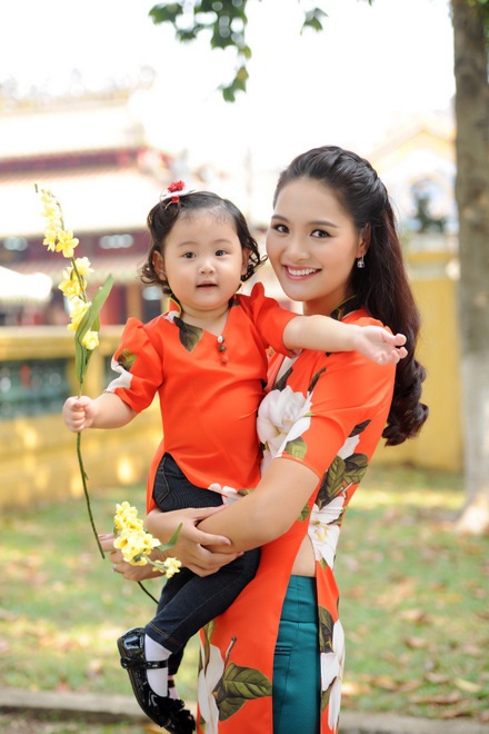 Con gái hoa hậu Hương Giang tuy còn bé nhưng đã sở hữu nét đẹp Châu Á dịu dàng của mẹ