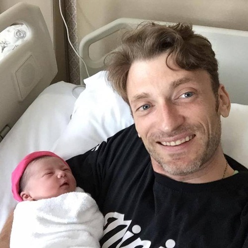 Chồng Phương Vy khoe ảnh con gái trên trang cá nhân