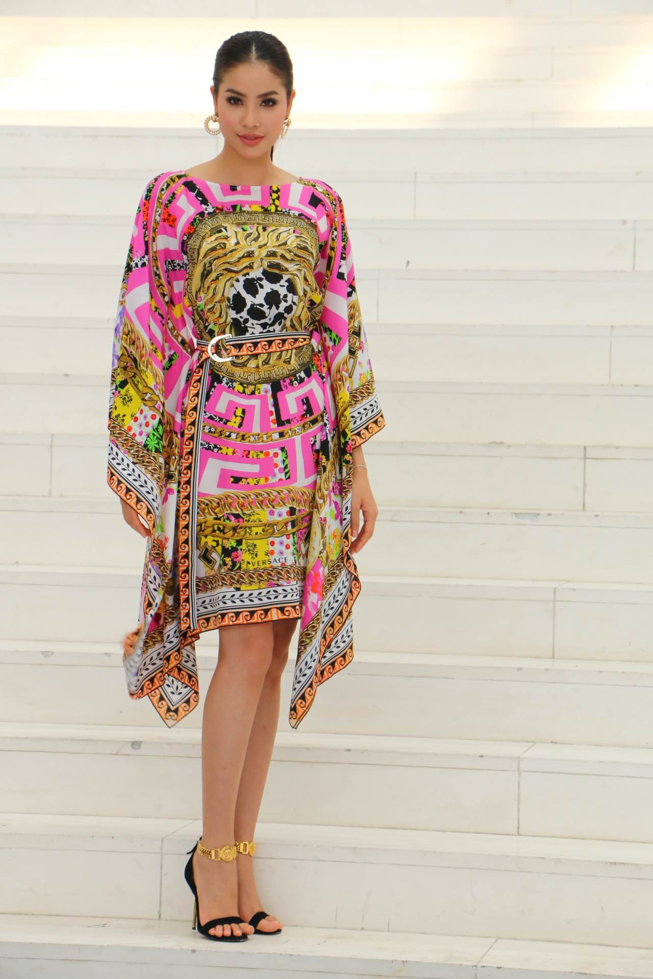 
Cô cũng kết hợp bộ đầm với các phụ kiện một cách vô cùng tinh tế.
