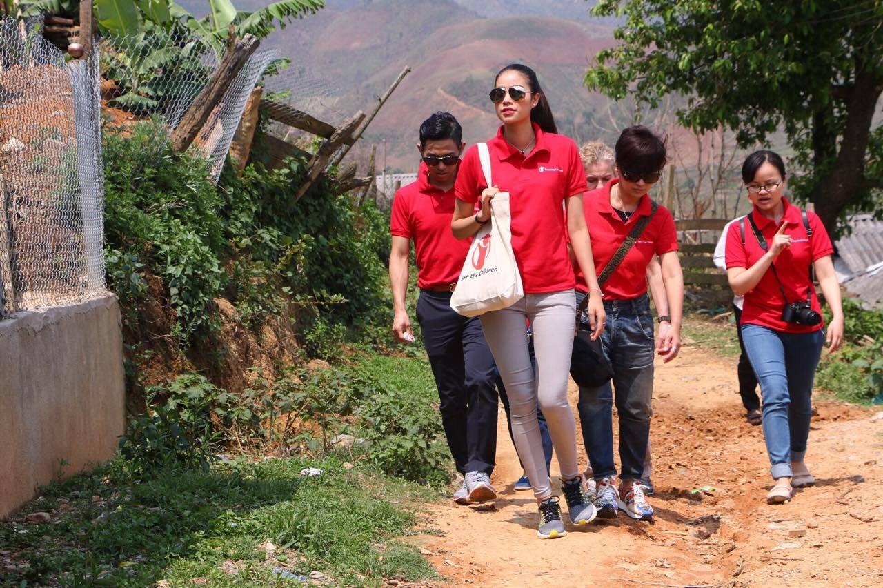 Phạm Hương năng động, trẻ trung khi xuất hiện trong trang phục quần jean, áo thun và thoải mái tham gia các chương trình vận động đầy hào hứng.