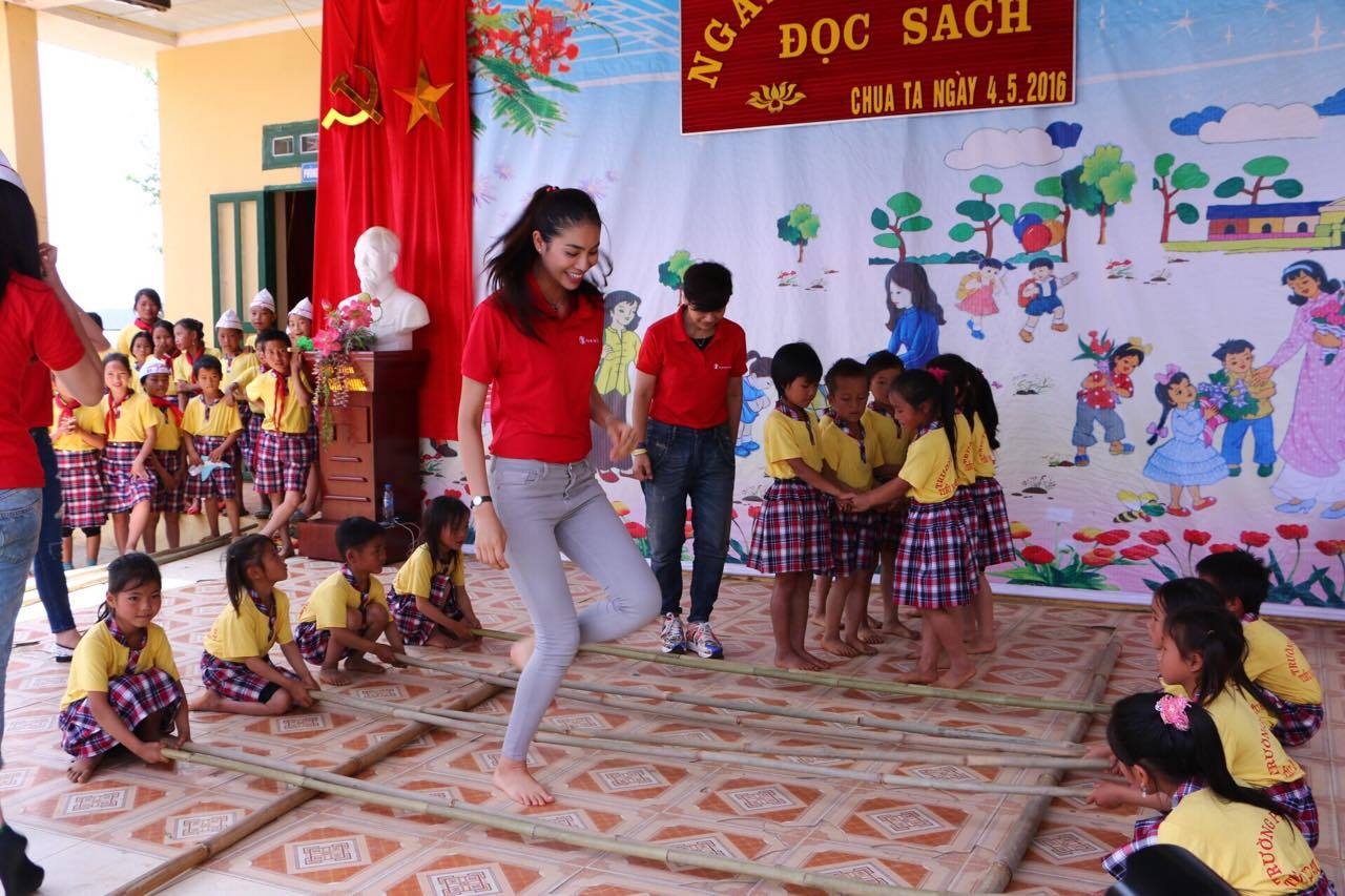 Bên cạnh đó đoàn cùng tìm hiểu thêm về văn hoá, ẩm thực của địa phương thông qua các hoạt động như nhảy sạp, cùng tham gia làm các món bánh của người địa phương.