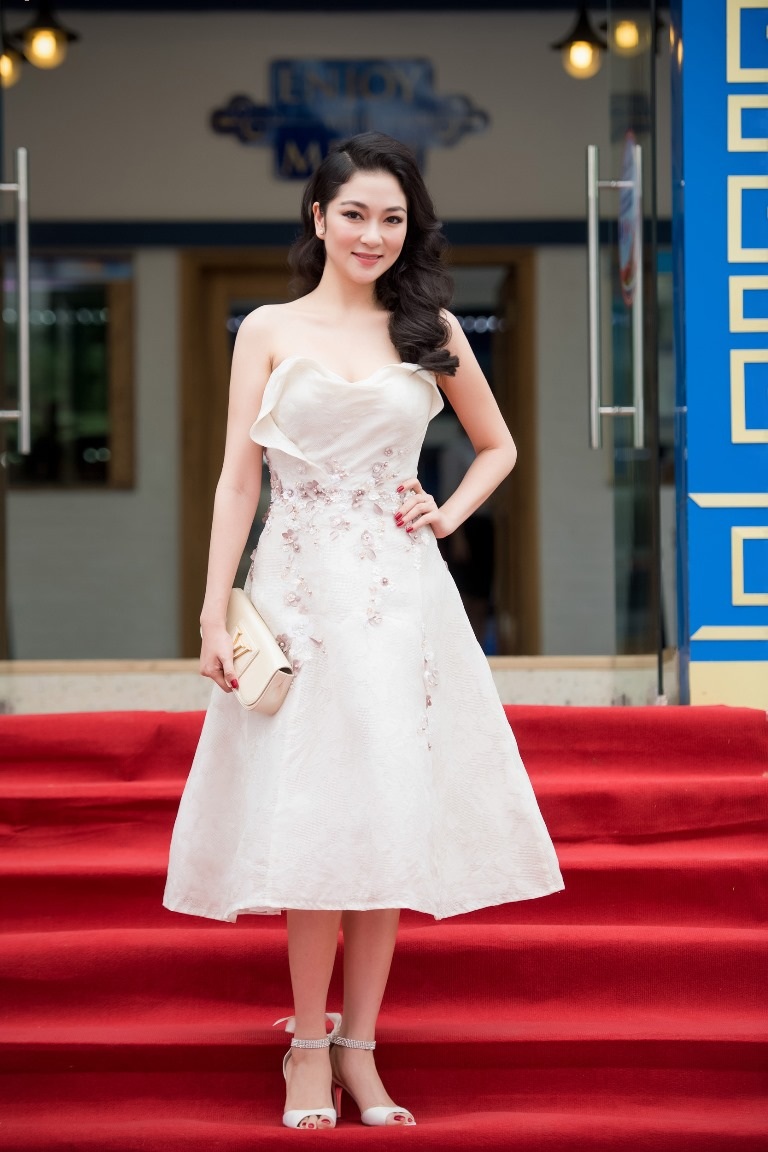Đu trend váy công chúa đi siêu thị, nhiều hot girl Việt bị bảo vệ 
