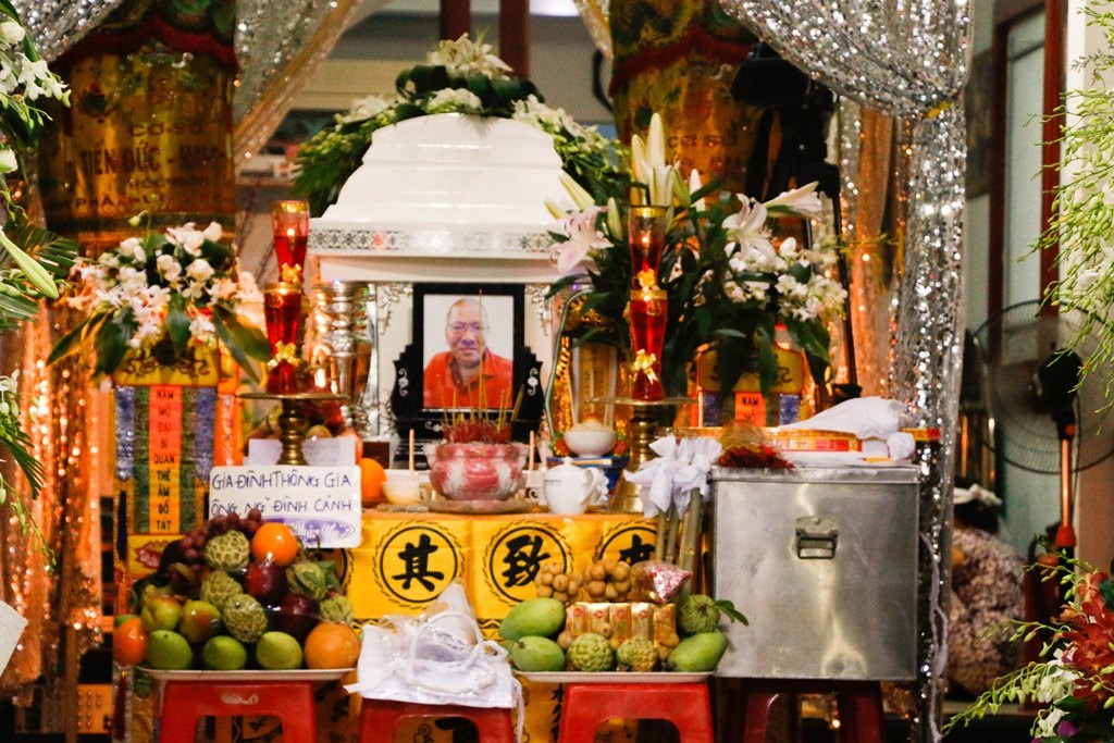 
Bố đẻ của ca sĩ Hồng Ngọc - ông Nguyễn Xuân Dinh đã trút hơi thở cuối cùng vào sáng ngày 9/5. Bố Hồng Ngọc là tay trống nổi tiếng trước năm 1975.
