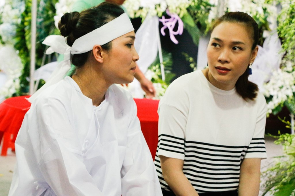 Ca sĩ Mỹ Tâm chia sẻ: “Tôi biết Ngọc từ khi mới bước vào nghề, bố Ngọc hay chở Ngọc đi hát và nói chuyện rất vui vẻ với đoàn. Ngọc dễ thương lắm, sau một thời gian dài không gặp, tôi nghe bố Ngọc bệnh. Cho nên, khi hay tin bố Ngọc mất, tôi buồn trước sự ra đi của bố Ngọc.”