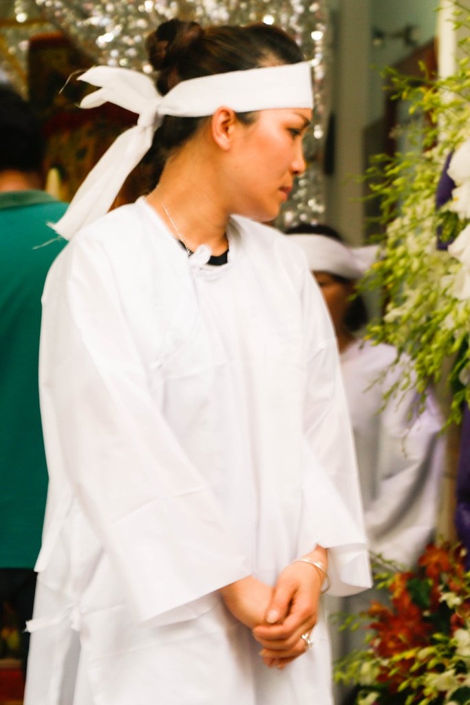 Hồng Ngọc mặc áo tang trong tâm trạng vô cùng buồn bả, mệt mỏi