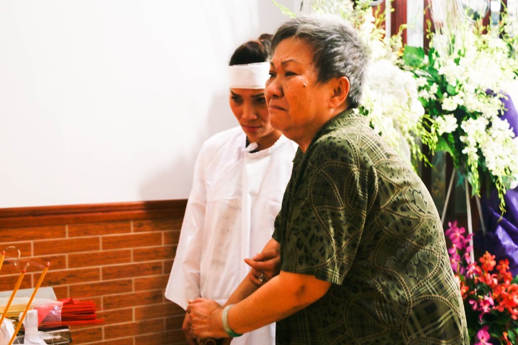 Hồng Ngọc rất đau lòng và thương mẹ, cô nói: “Suốt thời gian qua, mẹ tôi lúc nào cũng ở bên cạnh bố, chăm sóc cho bố từng miếng ăn giấc ngủ. Khi bố cười, bà rất vui nhưng hay tin bố mất bà vô cùng đau đớn, mỗi lần đi ngang qua linh cữu của bố bà lại khóc nức nở, nhớ về ngày xưa.