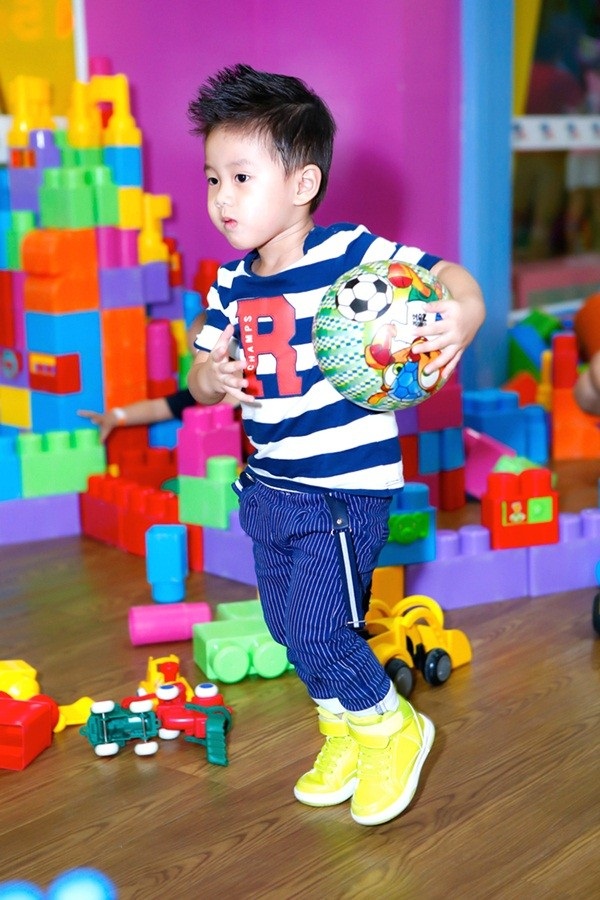 Những sao Việt giới thiệu con trong đám cưới - 9 Cậu nhóc được giới thiệu trong đám cưới ngày trước của bố mẹ giờ đã thay đổi không ít.