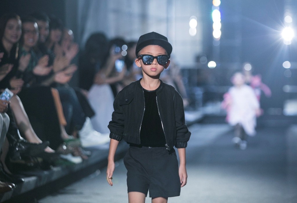 Hồ Ngọc Hà phấn khích trước phần trình diễn của con trai hoa hậu Hà Kiều Anh - 9 Cậu sải những bước chân rất tự tin trên sàn catwalk