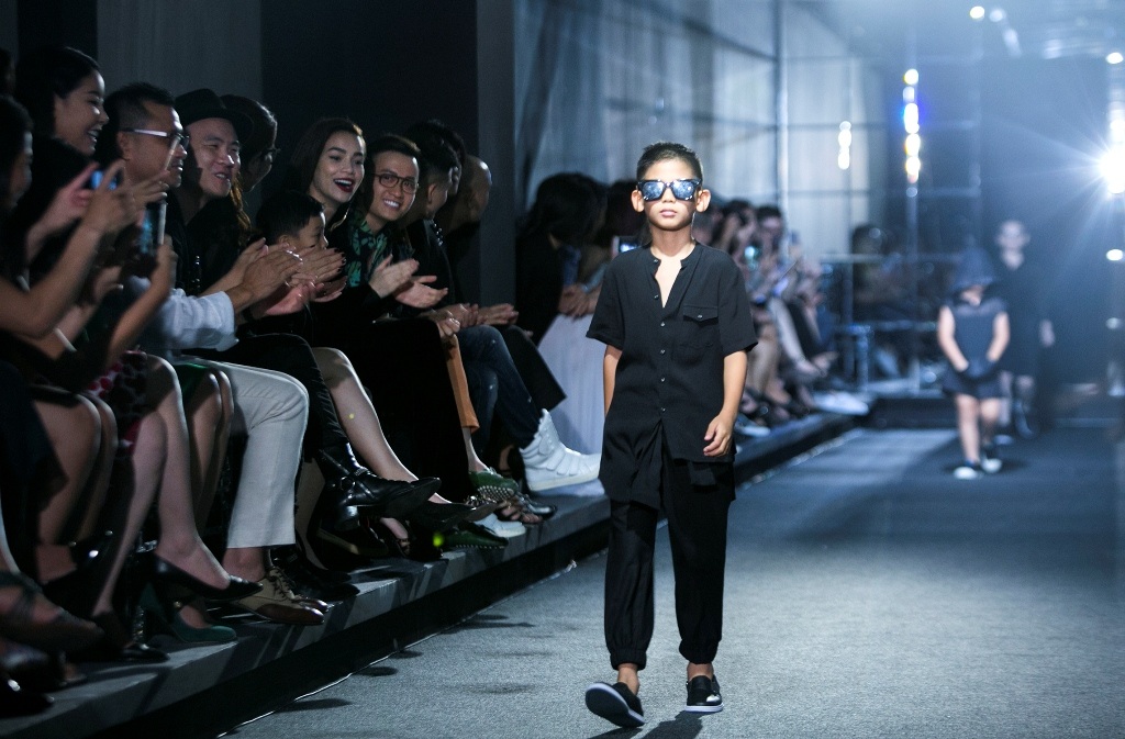Hồ Ngọc Hà phấn khích trước phần trình diễn của con trai hoa hậu Hà Kiều Anh - 1 Nữ ca sĩ theo dõi từng bước đi của bé Vương Khang
