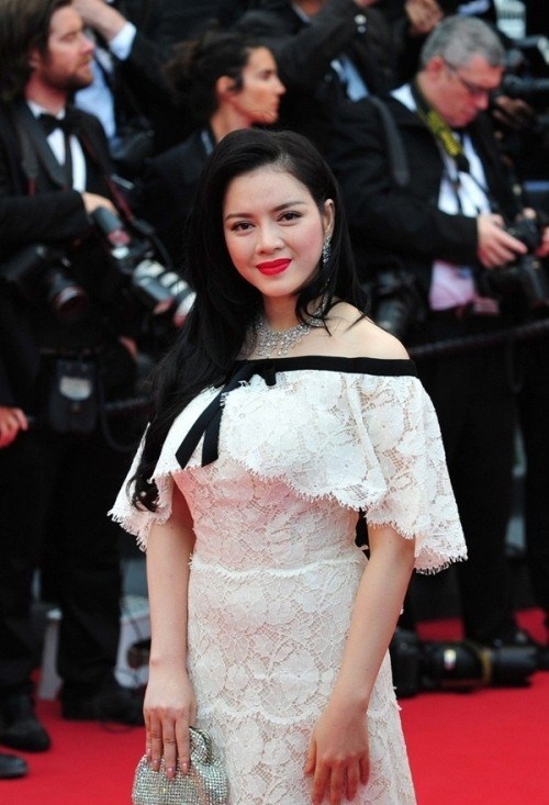 Những sao Việt từng có mặt tại Liên hoan phim Cannes - 17 Lý Nhã Kỳ chọn mua chiếc váy hàng hiệu độc quyền thương hiệu nổi tiếng có giá lên đến 2 tỷ đồng