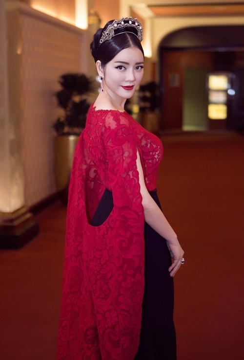 Những sao Việt từng có mặt tại Liên hoan phim Cannes - 22 Cựu đại sứ Du lịch khéo léo kết hợp cùng clutch Marchesa và băng đô Chanel, biến mình thành bà hoàng kiêu sa trên thảm đỏ.