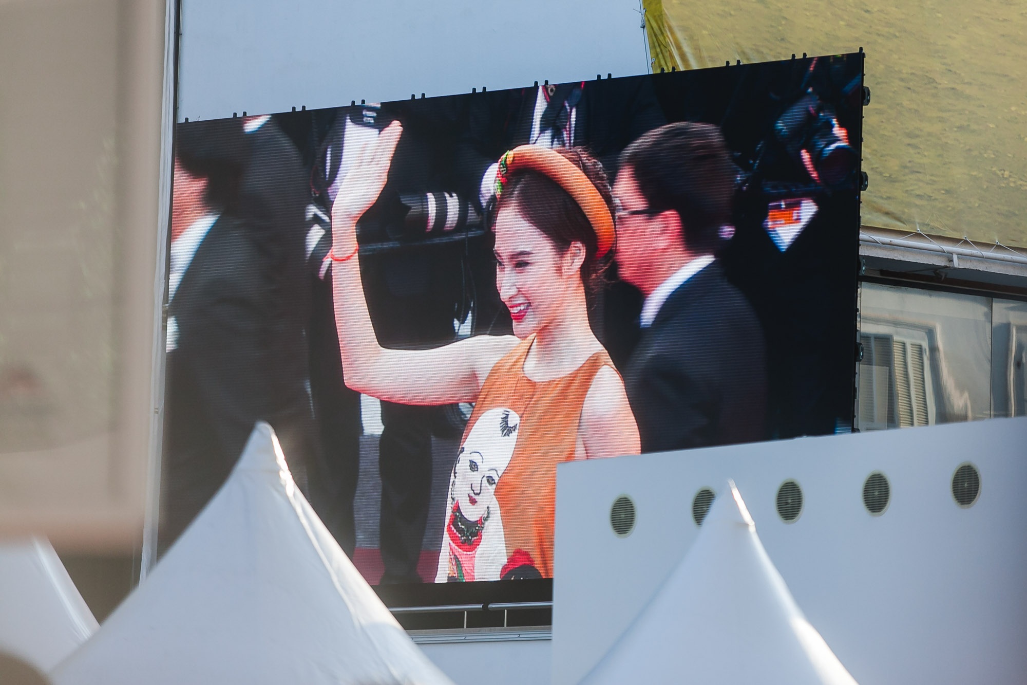 
Có thể nói từ trước đến nay, Angela Phương Trinh là đại diện duy nhất của Việt Nam gây chú ý với truyền thông thế giới. Hình ảnh của cô xuất hiện trên màn hình lớn của chương trình.
