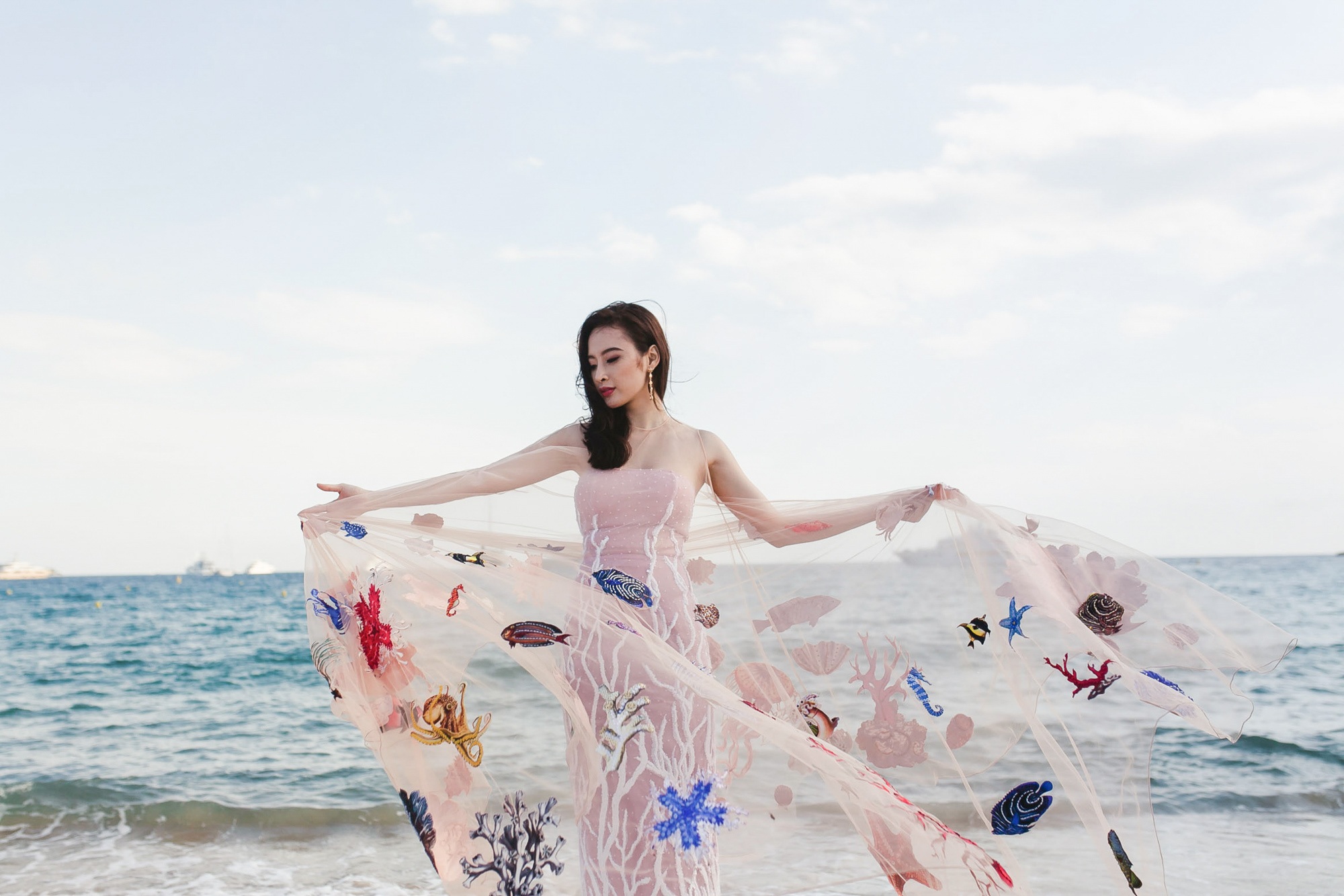 Trang phục của Angela Phương Trinh tại Cannes được khen ngợi - 1 Phương Trinh và ê-kíp cho biết, thông điệp mà mọi người muốn truyền tải khi đến Cannes thông qua bộ trang phục đặc biệt này: Hãy yêu môi trường bởi đó là cách tốt nhất để bảo vệ cuộc sống và tương lai của chúng ta.