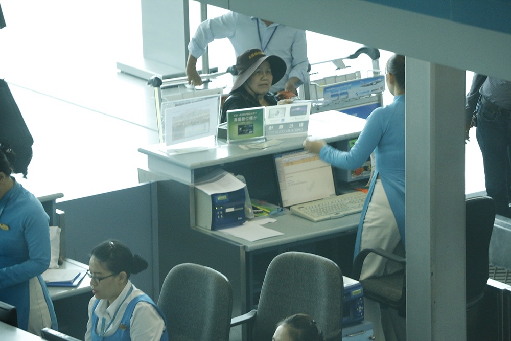Mẹ Minh Béo đang thực hiện thủ tục check-in tại sân bay quốc tế Tân Sơn Nhất