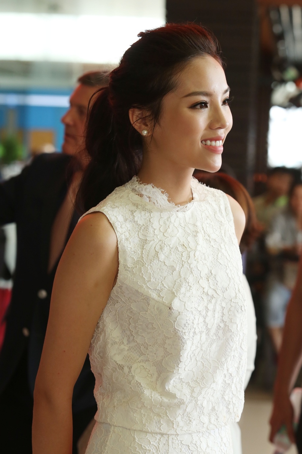 Hoa hậu Kỳ Duyên trẻ trung với váy trắng, cô chọn kiểu trang phục và cách trang điểm khá nhẹ nhàng để đón hoa hậu Pháp