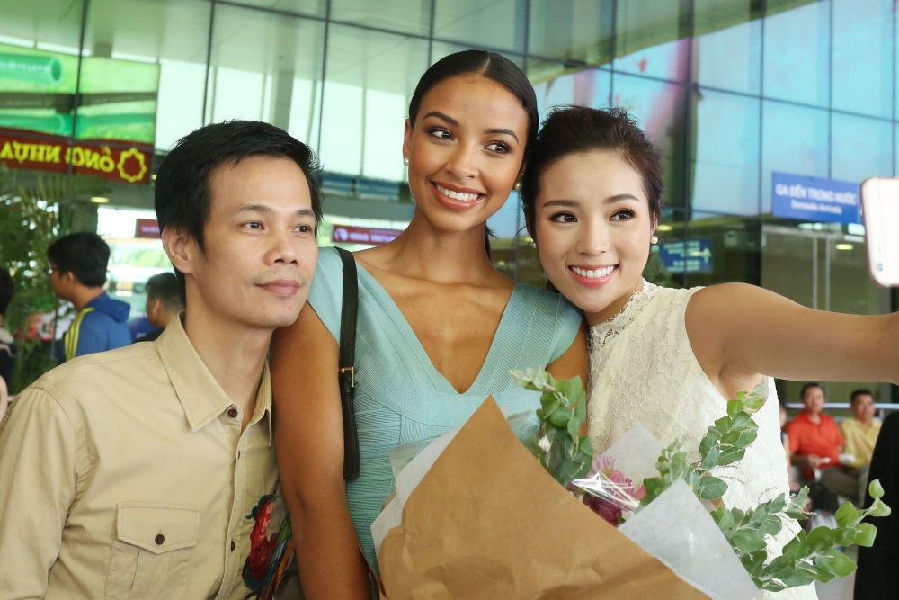 Cô còn thoải mái chụp ảnh selfie cùng hoa hậu Kỳ Duyên