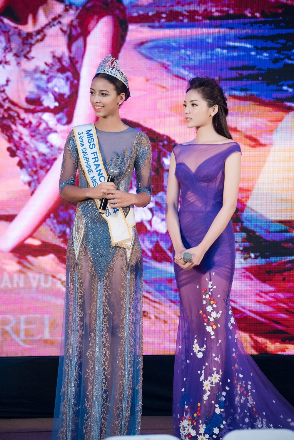 Hoa hậu Pháp khoe sắc cùng người đẹp Việt - 3
Từng có dịp tiếp túc với đại diện Việt Nam ở các đấu trường nhan sắc thế giới, Flora chia sẻ cô rất có cảm tình với vẻ đẹp duyên dáng nhưng không kém phần hiện đại của người phụ nữ Việt Nam. Trong phần giao lưu, cô cũng hy vọng có cơ hội tìm hiểu hơn về con người và đất nước Việt Nam trong chuyến thăm này.