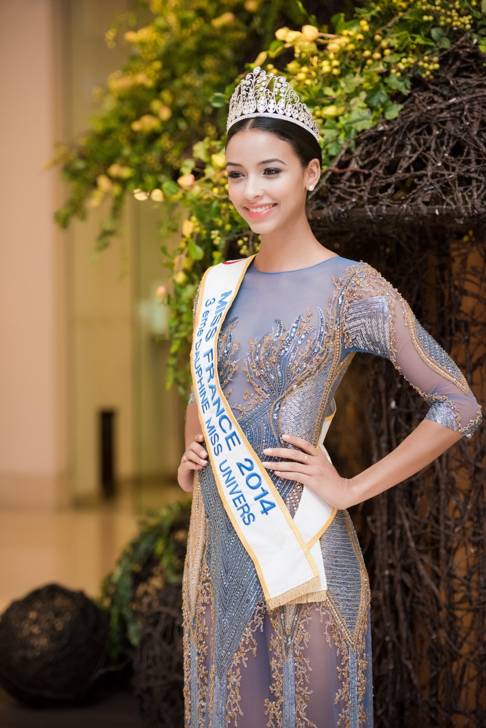 Hoa hậu Pháp khoe sắc cùng người đẹp Việt - 1
Người đẹp Pháp 2014, từng đại diện cho Pháp tham gia Hoa hậu Thế giới 2014, Hoa hậu Hoàn vũ 2015 (đạt danh hiệu Á hậu 3). Lần sang Việt Nam này, Flora cho biết cô cảm thấy háo hức khi tham gia họp báo chung khảo phía Nam của Hoa hậu Việt Nam - một cuộc thi uy tín và giàu truyền thống.