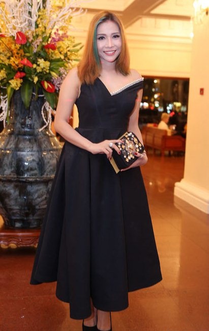 Diễn viên Khả Như trông khá “dừ”, dáng thấp và tròn trịa hơn hẳn khi cô chọn một chiếc váy xòe rộng, xếp nếp lớn, độ dài ngang mắt cá chân.