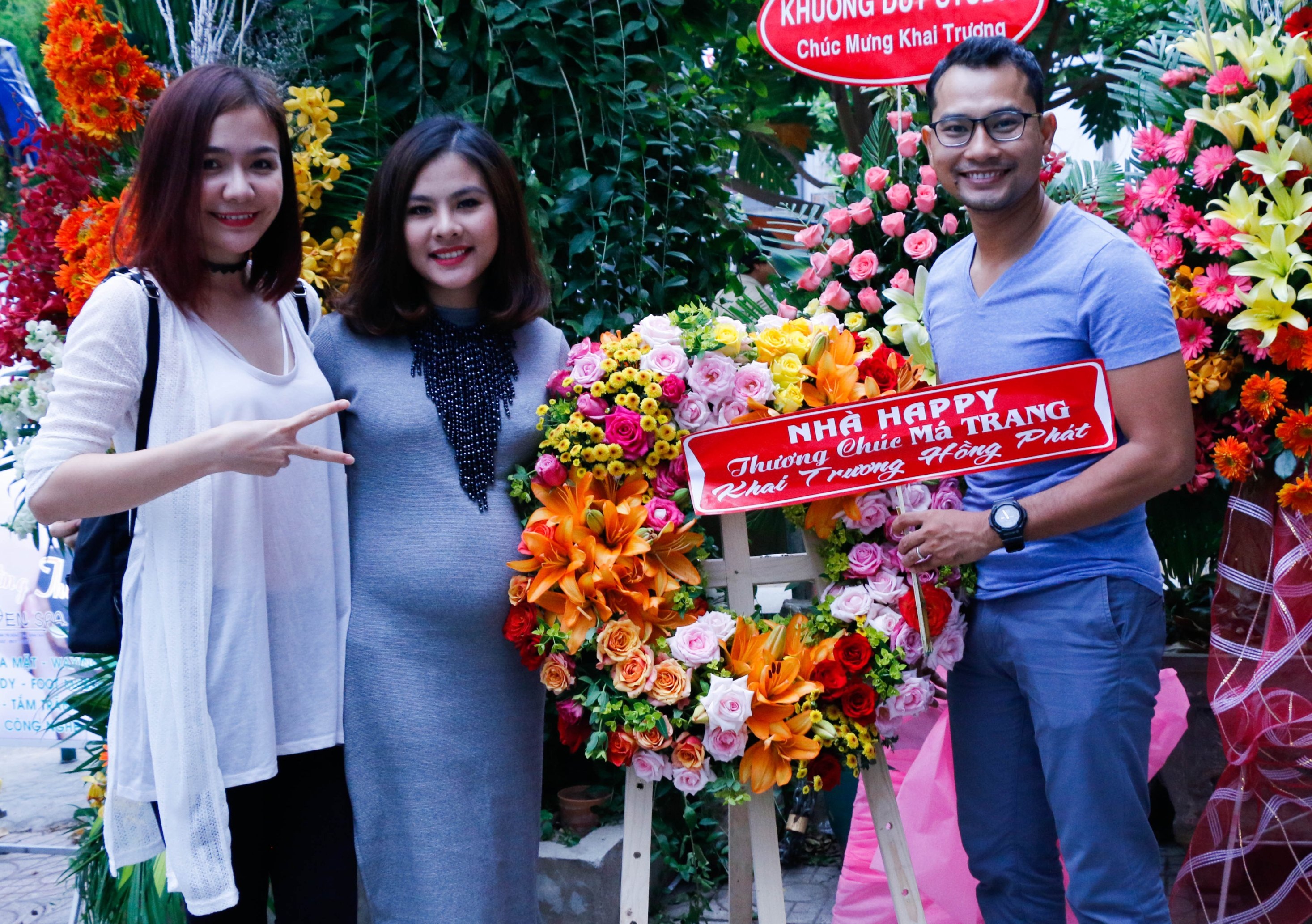 Vân Trang lần đầu chia sẻ hình ảnh bụng bầu 5 tháng - 9 Hai vợ chồng Huỳnh Đông và Á Châu đến chia vui cùng Vân Trang, mọi người xem nhau như anh em trong gia đình khá thân thiết