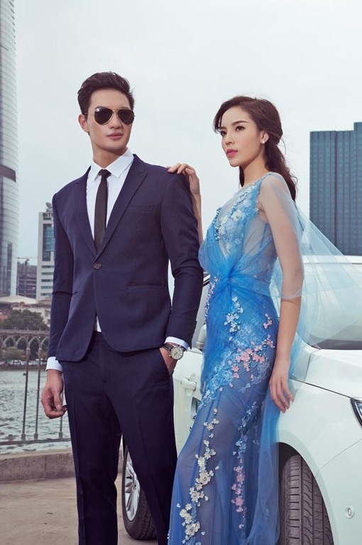 Cả hai còn diện trang phục tông xanh nhạt và đậm tươi trẻ