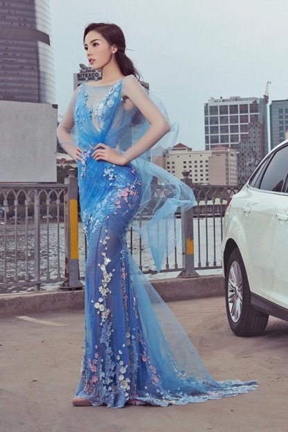 
Trang phục xuyên thấu của Kỳ Duyên khá gợi cảm và táo bạo
