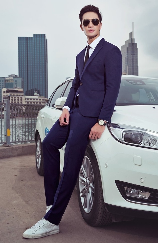 Hiện nay, trong số những mỹ nam ấn tượng ở các cuộc thi sắc đẹp giành cho nam giới, Văn Sơn là gương mặt đoạt giải cao nhất với vị trí nam vương cho đến thời điểm bây giờ. Với chiều cao 1m93, lại từng là vận động viên Taekwondo đã thi đấu toàn thế giới nên dường như Nguyễn Văn Sơn mặc gì cũng đẹp.