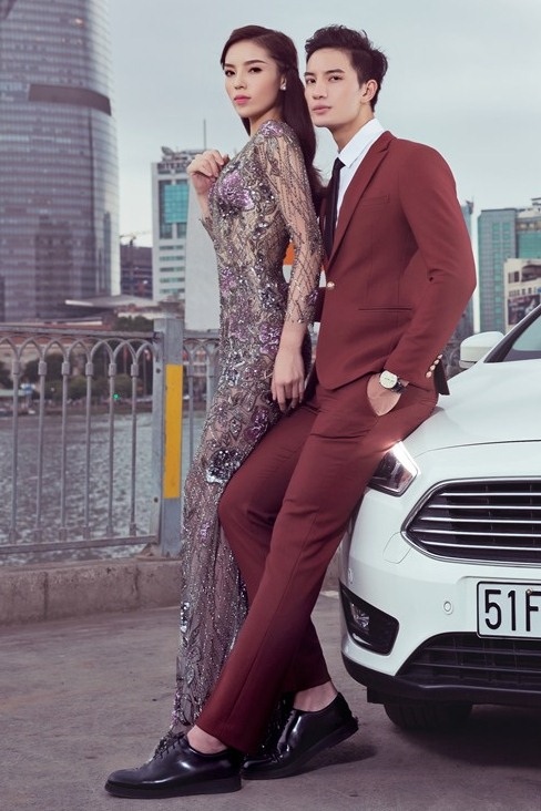 Nguyễn Văn Sơn chọn trang phục màu mận đỏ và kiểu dáng nam tính, lịch lãm. Kỳ Duyên cũng rất gợi cảm trong dạ hội xuyên thấu sắc nâu tím