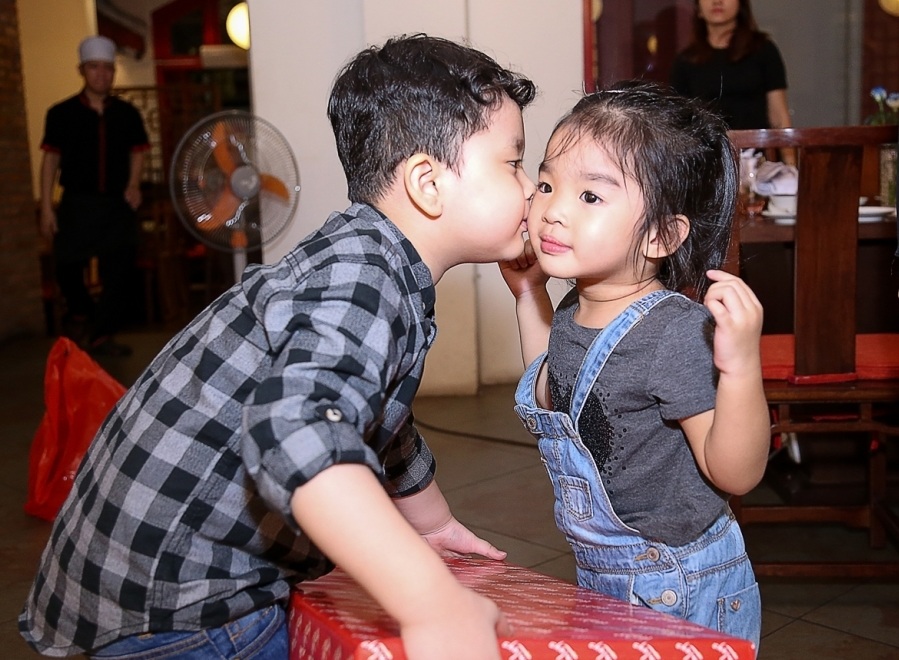 Khi con gái Xuân Lan lên tặng quà, cu cậu còn hun má bé Thỏ khiến các khách mời dự tiệc đều ngạc nhiên và thích thú.