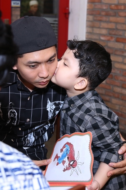 Cậu nhóc rất thích hôn bố của mình, nên Tim được con trai hôn má thường xuyên