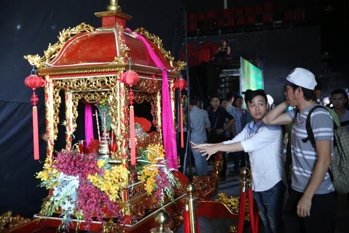 NSƯT Hoài Linh rất am hiểu về tổ nghiệp nên anh đã hỗ trợ cho X-Pro trong hậu trường về trang phục và chuẩn bị cho phần kiệu tổ nghiệp lên sân khấu.