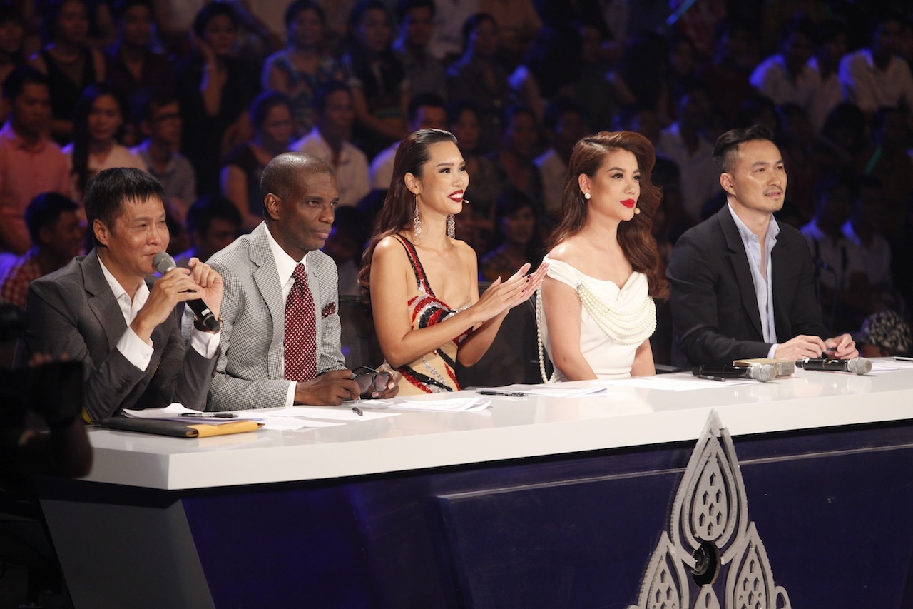 Trong đêm chung kết, bên cạnh 2 giám khảo thường trực là Giám đốc sáng tạo Henri Hubert và Siêu mẫu Hà Anh, ghế nóng của Hoa khôi Áo dài Việt Nam còn chào đón sự xuất hiện của 3 vị khách mời đặc biệt là diễn viên Trương Ngọc Ánh, diễn viên Chi Bảo và đạo diễn Lê Hoàng. 5 nhân vật quyền lực này sẽ cùng đưa ra nhận xét, đánh giá về các phần thi của top 9 và chọn ra 3 gương mặt xứng đáng nhất.